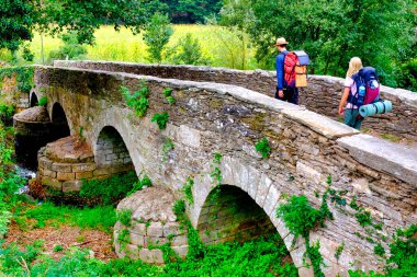 Sarria, Galiçya, İspanya yakınlarındaki Camino de Santiago 'daki Ponte da Aspera' daki hacılar.
