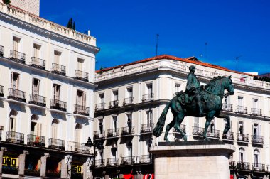 Puerta del Sol, Madrid 'deki Kral III. Charles Anıtı