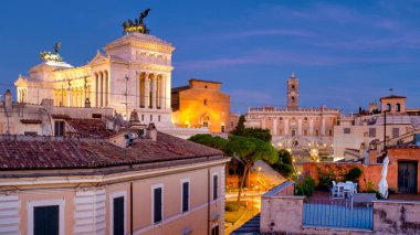 Capitoline Hill 'deki anıtların (solda Altare della Patria, Ara Coeli' de Santa Maria ve sağda Piazza del Campidoglio) manzarası, Roma İtalya