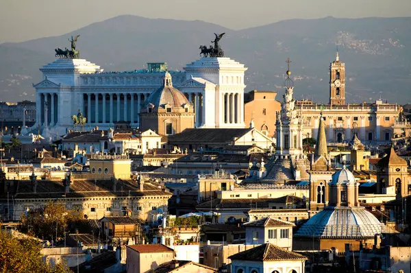 从意大利罗马圣安杰罗城堡俯瞰罗马的屋顶 — 图库照片