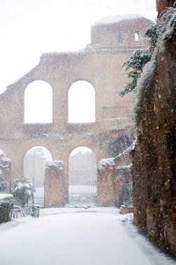 Maxentius ve Constantine Bazilikası 'nın kalıntıları yoğun kar altında, Roma İtalya