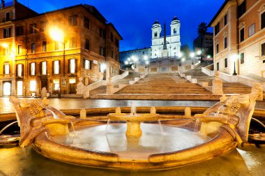 Yeni restore edilen Piazza di Spagna, Roma İtalya