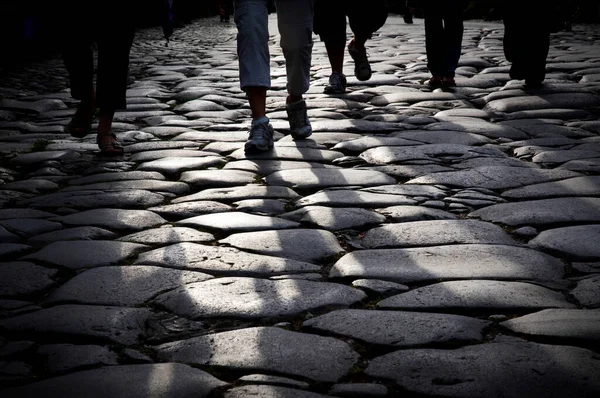 ローマのコロッセオ近くの古代の道路サクラ経由 — ストック写真