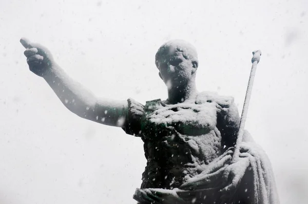 Bronzen Beeld Van Keizer Augustus Dei Fori Imperiali Onder Zware — Stockfoto