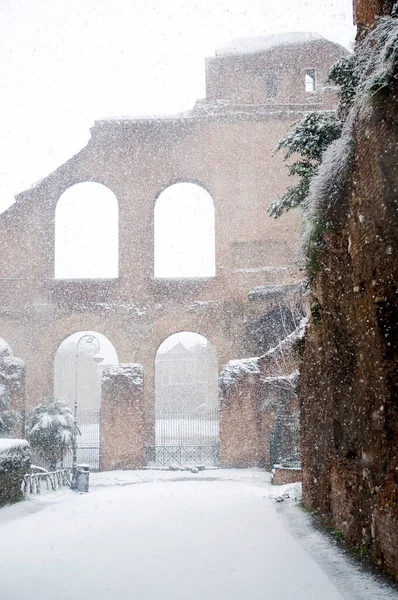 Maxentius ve Constantine Bazilikası 'nın kalıntıları yoğun kar altında, Roma İtalya