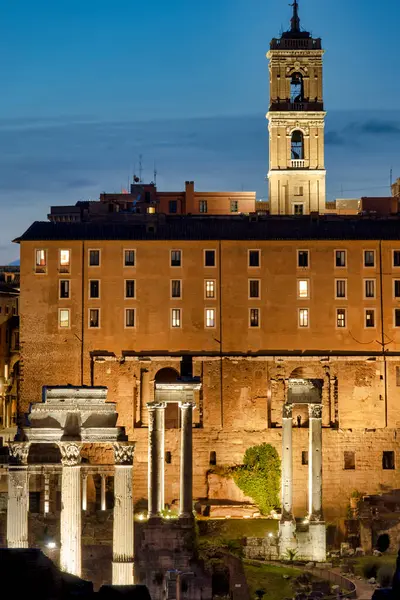 从罗马罗马罗马罗马罗马论坛看Campidoglio的后视镜 — 图库照片