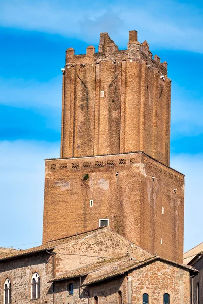 Torre delle Milizie (Milis Kulesi) İtalya 'nın Roma kentinde güçlendirilmiş bir kuledir.