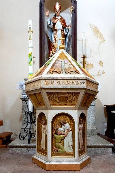 Petrella Salto Talya Daki Sant Andrea Kilisesi Nin Vaftiz Fontu — Stok fotoğraf