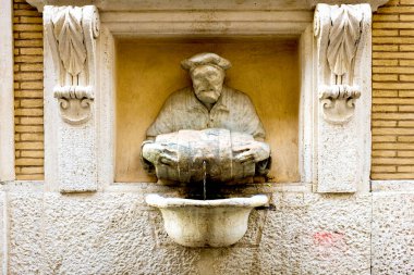 Roma, İtalya 'nın konuşan heykellerinden biri olan Il Facchino.