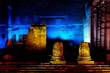 Mars Ultor Tapınağı 'nın kalıntıları geceleyin Augustus forumunda, Roma İtalya' da. 