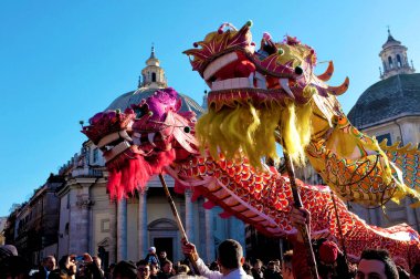 Roma, İtalya 25 Ocak 2014 Sanatçılar Piazza del Popolo 'da Çin Yeni Yılı' nı kutladılar. Çin takvimine göre bu yıl at yılı.