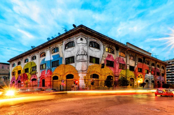 Ünlü sanatçı Blu 'nun sokak sanatı Via del Porto Fluviale, Roma İtalya' da