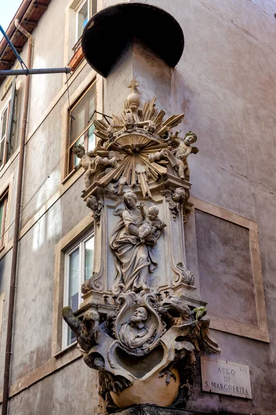 Del Pellegrino üzerinden Bakire Meryem aedicula, Roma İtalya