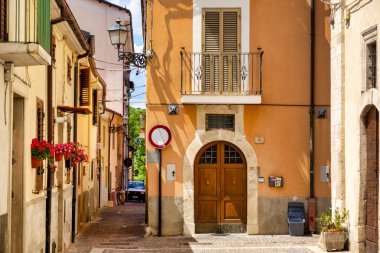 İtalya 'nın Sulmona şehrinin tarihi merkezinde küçük bir meydan.