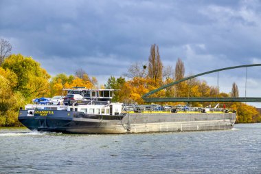 Nehir kıyısında mavna, Frankfurt am Main, Almanya
