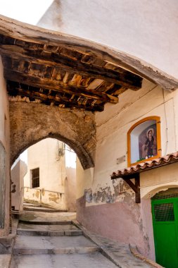 Loreto Aprutino, İtalya 'nın tarihi merkezinde ortaçağ kemeri