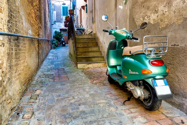 Green Vespa Small Alley Penne Italy — 스톡 사진