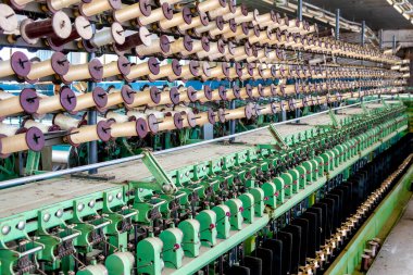 Azerbaycan, Basqal 'da terk edilmiş eski bir Sovyet ipek dokuma fabrikası.