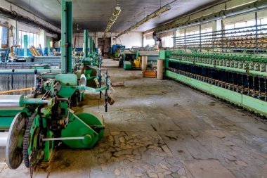 Azerbaycan, Basqal 'da terk edilmiş eski bir Sovyet ipek dokuma fabrikası.