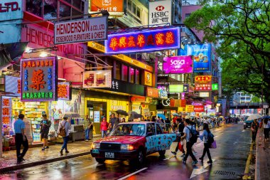 Haiphong yolu, Kowloon Park, Tsim Sha Tsui, Hong Kong, Çin. Yol Kanton Yolu ile Nathan Yolu 'nu birbirine bağlıyor..