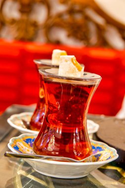 Türk çayı tipik bir şekilde, küçük bir fincan üzerinde servis edilir.