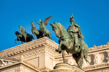 Vittorio Emanuele II ve Tanrıça Victoria 'nın binicilik heykeli Altare della Patria, Roma İtalya' da