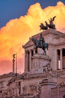Gün batımında Altare della Patria manzarası, Roma, İtalya