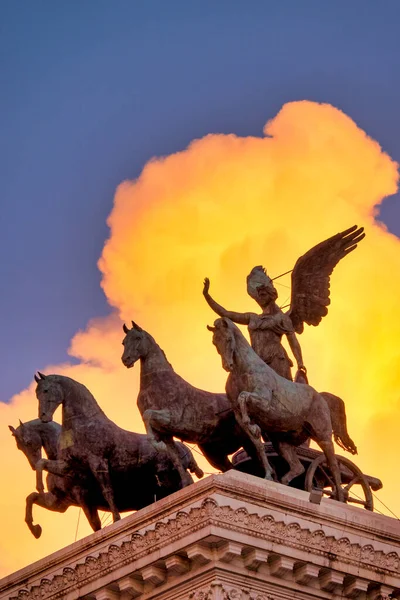Socha Bohyně Victorie Jezdí Čtyř349 Památník Vittorio Emanuele Řím Itálie — Stock fotografie