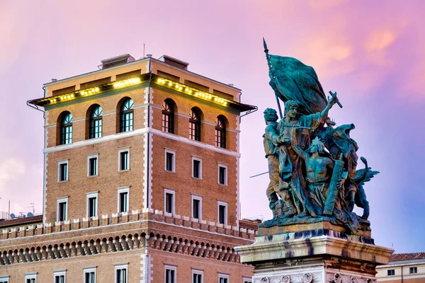 彫刻グループL Azione Byフランチェスコ ジェラスとアッツァリオーニ宮殿 ローマ イタリア — ストック写真