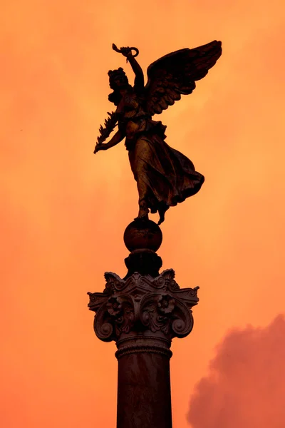 Крилата Перемога Тріумфальній Колонці Altare Della Patria Рим Італія — стокове фото