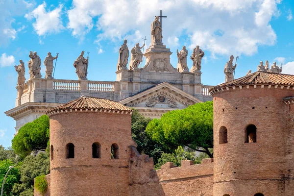 意大利罗马圣乔凡尼港附近的奥雷利安城墙塔楼 背景是拉拉塔诺的圣乔凡尼大教堂立面 — 图库照片