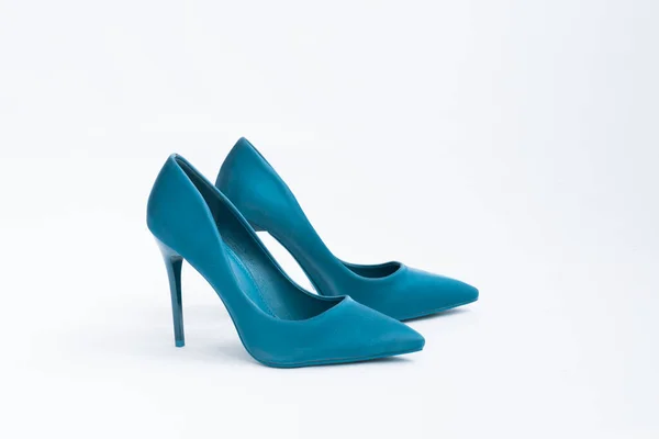 Um par de sapatos azuis de salto alto. Camurça mulheres sapatos elegantes em um fundo branco. Belo salto alto e feminino — Fotografia de Stock
