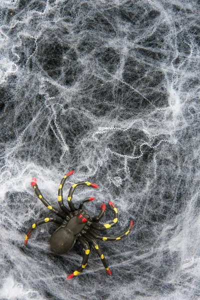 Des araignées sur le web. Araignées de différentes tailles et couleurs. Des jouets d'araignées. Arachnophobie. Carte d'Halloween. Fond effrayant — Photo