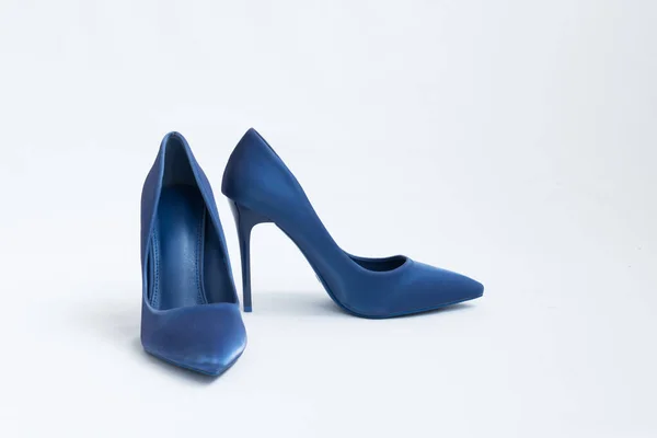 Un par de zapatos azules de tacón alto. Zapatos elegantes de gamuza para mujer sobre fondo blanco. Hermoso tacón alto y femenino —  Fotos de Stock