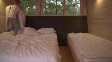 Çocuk bir battaniye ve yastık alır. Pencere kenarında rahat bir yuva kurmak için bunu kullanıyoruz. Çocuk evi, oyun.