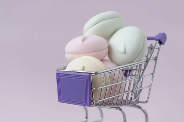 Marshmallows of different colors lie in a shopping trolley. Sweetness of different colors. Marshmallow shopping concept. Product quality — Stock Photo, Image
