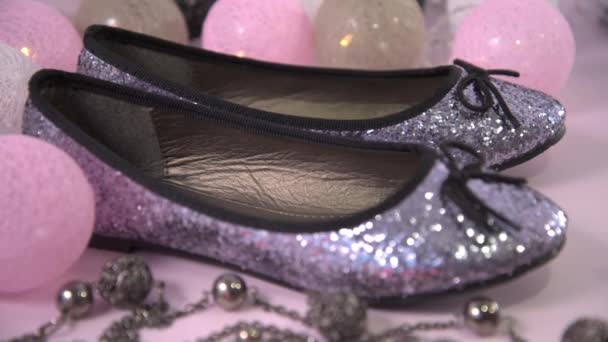 Elegante Schuhe für die Weihnachtsfeiertage. Leuchtende Schuhe für ein Mädchen. Vorbereitung auf das Fest. Die Schuhe glänzen und schimmern umgeben von Weihnachtsdekoration. — Stockvideo