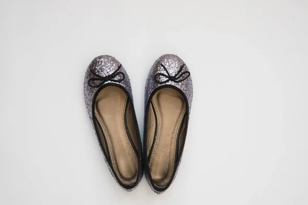 Elegantní vánoční boty. Pohled shora. Lesklé boty na výjimečný den. Vánoční boty na svátky. Žhnoucí flitry — Stock fotografie