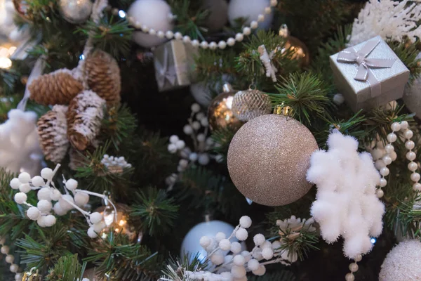Рождественский или новогодний фон, открытка. Рождественская елка украшена шарами, гирляндами и коробками. — стоковое фото