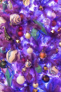 2022 yılının moda rengi Noel ağacı. Toplarla süslenmiş neon Noel ağacı. Şık ve alışılmadık bir Noel ağacı. Eğilim