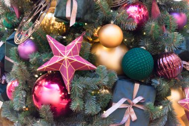 Noel ağacı güzel süslemelerle süslenmiştir. Noel süslemelerinin rengi doğal taşların renkleri için seçilir. Şık tasarım, Yeni Yıl arkaplanı.