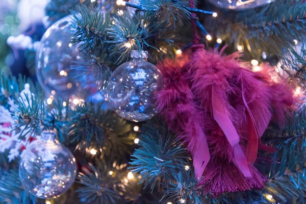 Árvore de Natal decorada com penas. Árvore de Natal incomum e elegante. Natal e Ano Novo. — Fotografia de Stock