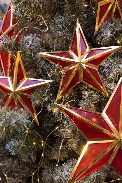 A árvore de Natal está decorada com estrelas. Monocromático, a tendência do ano. Uma imagem de Natal elegante. — Fotografia de Stock