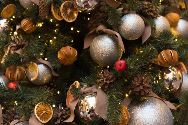 Cartão de Ano Novo. Árvore de Natal, decorada em estilo ecológico. A árvore é decorada com frutas cítricas secas. Tendência. — Fotografia de Stock