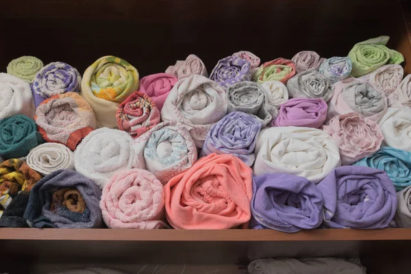 Les serviettes et le linge de lit sont pliés d'une certaine manière. Système de rangement, armoire. Ventilation. Serviettes sont stockées dans des tubes. — Photo