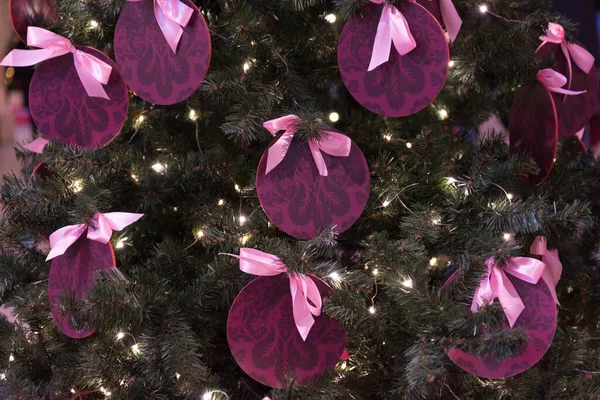 Рождественская елка, украшенная только одним цветом. Рождественская елка с лиловыми шариками. Монохром. — стоковое фото