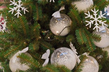 Noel ya da yeni yıl geçmişi, kartpostal. Toplar, çelenkler ve kutularla süslenmiş Noel ağacı.