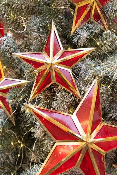 A árvore de Natal está decorada com estrelas. Monocromático, a tendência do ano. Uma imagem de Natal elegante. — Fotografia de Stock