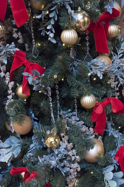 Árvore de Natal elegante com grandes arcos vermelhos. Arcos feitos de tecido são a principal decoração da árvore de Natal. — Fotografia de Stock