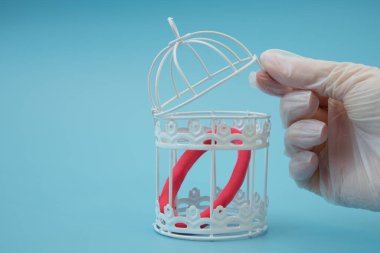 Tıbbi eldivendeki bir el, Coronavirus omicron 'un bulunduğu kafesin kapısını açar. Yapay virüs yaratma kavramı. Biyolojik silah. Omicron 'un bulunduğu laboratuvar.